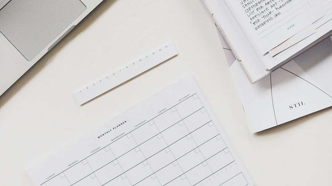 ノートとMacのデスク