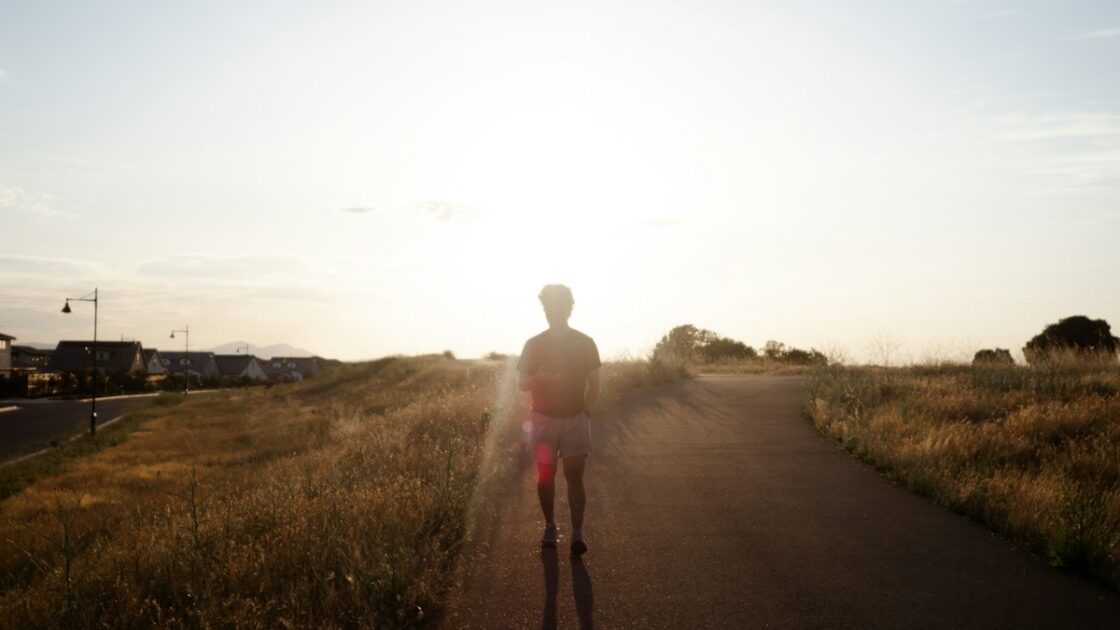 スケートボードで前進する人