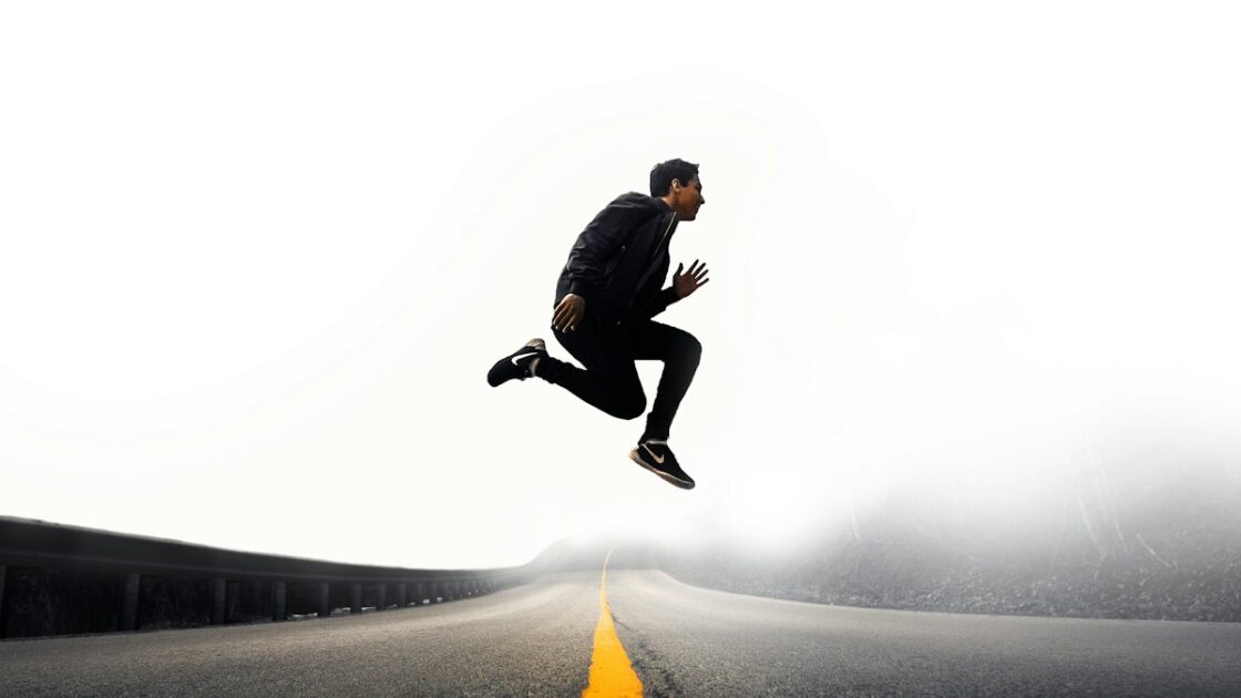 道路を飛び越える男性