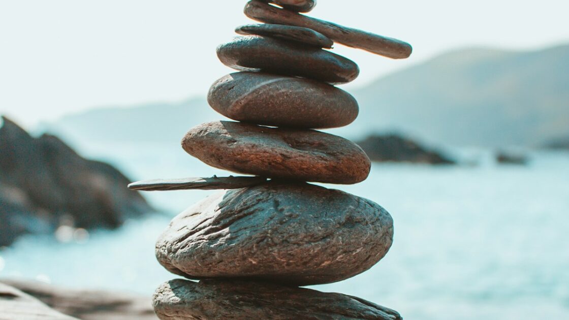 ビーチでバランスよく積まれた石